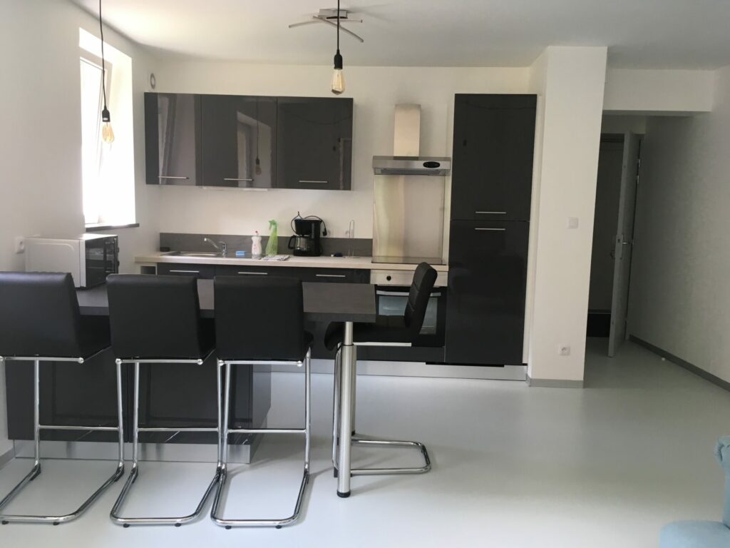 grange divisée en 3 appartements. vue cuisine