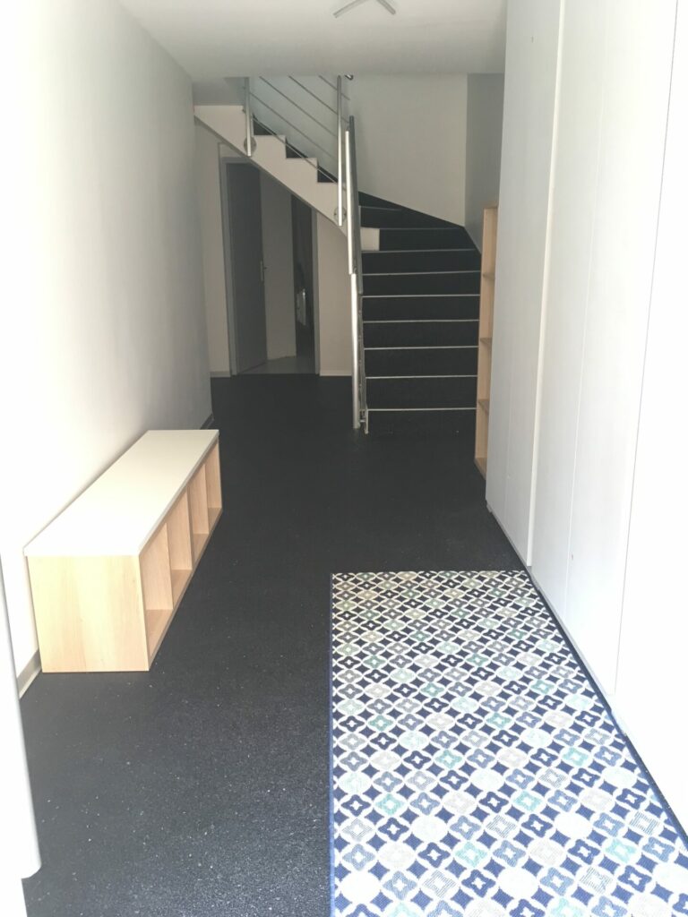 grange divisée en 3 appartements. vue entrée et cage d'escalier