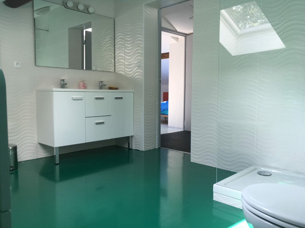 grange divisée en 3 appartements. vue salle de bain secondaire