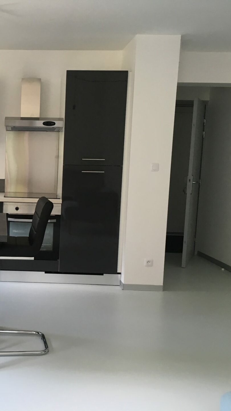 grange divisée en appartements. vue de la cuisine 